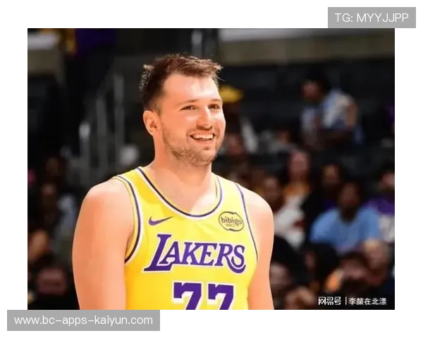 湖人战胜灰熊 东契奇与里夫斯携手庆祝胜利时刻 湖人战胜灰熊 东契奇与里夫斯携手庆祝胜利时刻