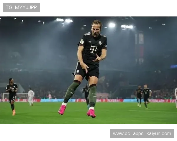 拜仁哈兰德禁区高点争抢训练火力全开 拜仁哈兰德禁区高点争抢训练火力全开