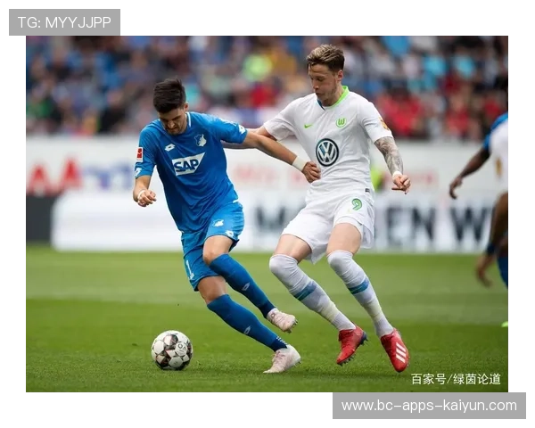 不莱梅通过交叉跑动制造连续裂缝，攻守一体制胜之道