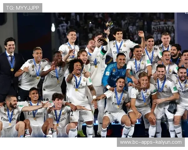 西甲皇马中路穿插造成混乱，前锋把握住机会的制胜瞬间