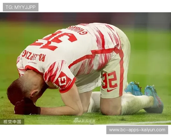 拜仁快速反击一气呵成,莱万破门后高举双臂 拜仁快速反击一气呵成,莱万破门后高举双臂