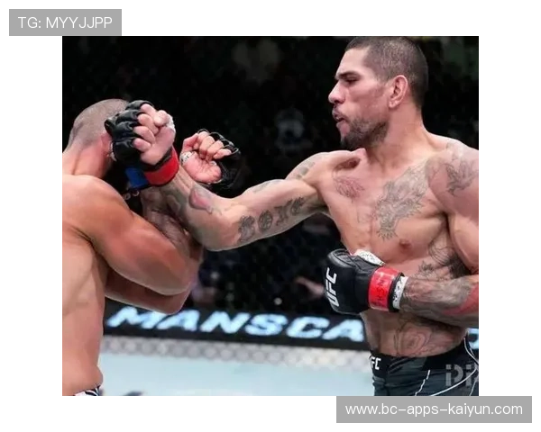 UFC拳手领奖时玩自拍杆，展现个性与魅力！